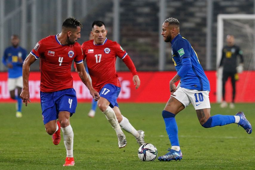 Los chilenos Mauricio Isla y Gary Medel, junto al brasileño Neymar compiten por el balón durante el partido de clasificación sudamericano para la Copa Mundial de la FIFA Catar 2022