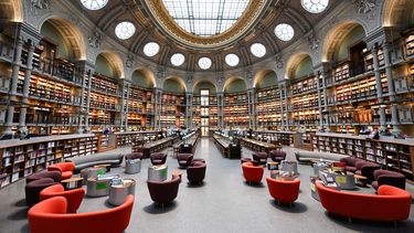 Esta fotografía tomada en París el 13 de febrero de 2024 muestra una vista general de la Salle Ovale Richelieu de la Biblioteca Nacional de Francia.