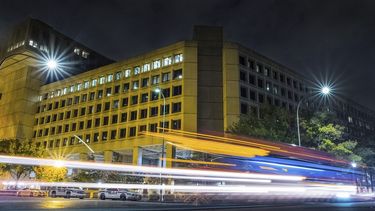 En esta imagen de archivo del 1 de noviembre de 2017, el tráfico en la Avenida Pensilvania, en Washington, ante la sede del FBI.&nbsp;