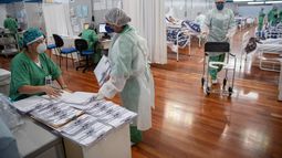 Personal de salud trabaja en un hospital de campaña construido dentro de un gimnasio para tratar a pacientes con COVID-19 en Santo Andre, en las afueras de Sao Paulo, Brasil, el martes 9 de junio de 2020. &nbsp;