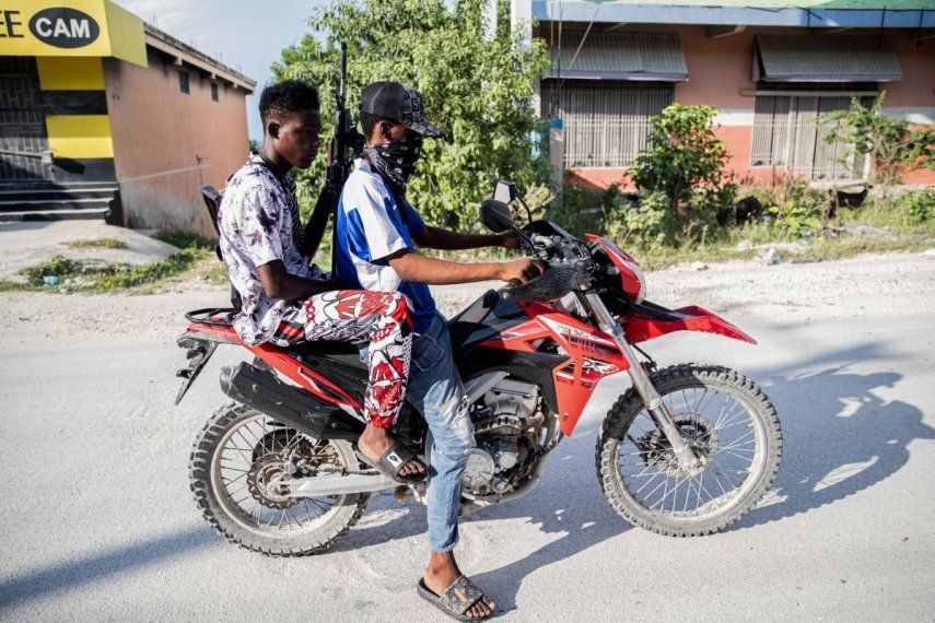 Mariani se encuentra cerca de la Ruta Nacional 2, parte de la cual ha sido tomada por pandillas. Más de 16.000 personas han muerto a causa de la violencia armada en Haití desde principios de 2022, según declaró la ONU el 2 de octubre, advirtiendo que lo peor podría estar por venir. Haití, el país más pobre de América, ha sufrido durante mucho tiempo a manos de violentas bandas criminales que cometen asesinatos, violaciones, saqueos y secuestros en un contexto de inestabilidad política crónica. Pandilleros armados en una motocicleta patrullan las calles del barrio de Mariani en Puerto Príncipe, Haití, el 6 de octubre de 2025.