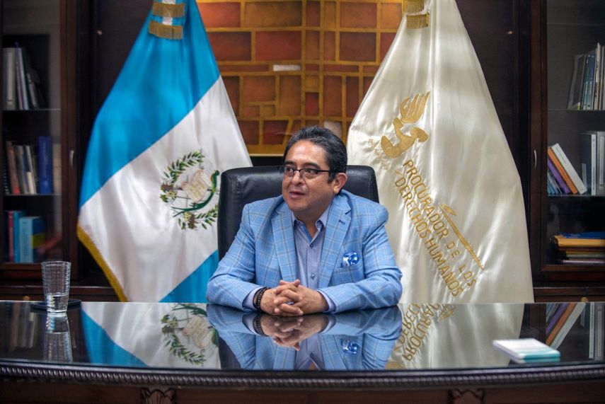 El abogado guatemalteco de derechos humanos, Jordan Rodas, habla durante una entrevista con AFP en su oficina de la Fiscalía General de la República en Ciudad de Guatemala.