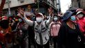 La gente grita durante una protesta en apoyo a los trabajadores de la salud en medio de la pandemia de COVID-19 en La Paz, Bolivia, el lunes 22 de febrero de 2021. Los trabajadores de la salud han convocado una huelga general para protestar contra una nueva ley sanitaria de emergencia que, entre otras cosas, permite la contratación de médicos extranjeros. 
