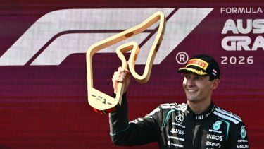 El piloto británico George Russell, de Mercedes, celebra en el podio tras ganar el Gran Premio de Austria de la Fórmula 1, el 28 de junio de 2026.