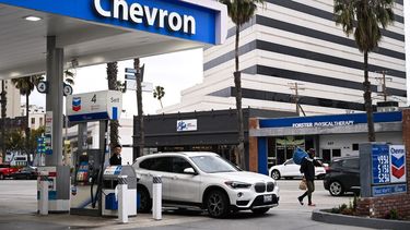 Una gasolinera propiedad de Chevron en Santa Monica, California.