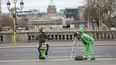 Personas vestidas para el D&iacute;a de San Patricio se toman fotos en el centro de Dubl&iacute;n, el martes 17 de marzo de 2020.&nbsp;