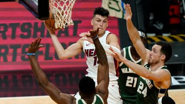 Tyler Herro, base del Heat de Miami, salta hacia la cesta frente a Thanasis Antetokounmpo y Pat Connaughton (24), de los Bucks de Milwaukee, en el duelo del miércoles 30 de diciembre de 2020&nbsp;