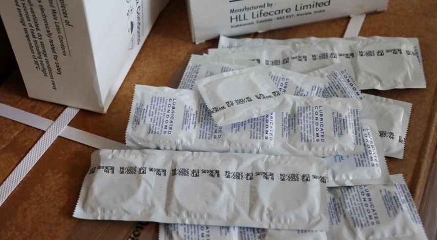 Donan millones de condones a Cuba