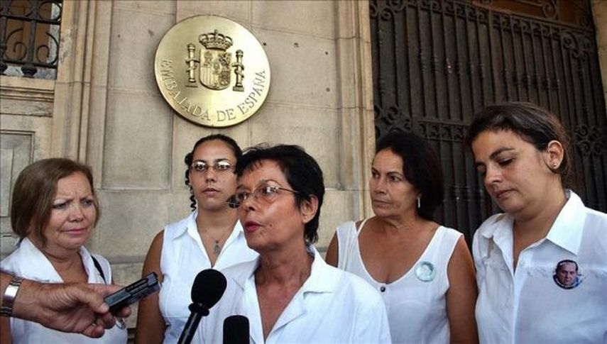La activista cubana independiente Miriam Leiva habla con la prensa. EFE/Archivo