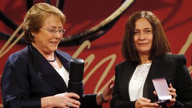 La poeta cubana recibe de manos de la presidenta chilena, Michelle Bachelet, el Premio Iberoamericano de Poesía Pablo Neruda 2014. (EFE)