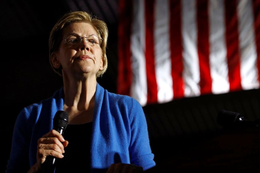 La aspirante a la nominación demócrata a la carrera a la presidencia de Estados Unidos, la senadora de Massachusetts Elizabeth Warren, interviene en un acto de campaña en una noche electoral de primarias, el 3 de marzo de 2020, en Eastern Market en Detroit. 