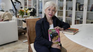 La autora Isabel Allende posa en su estudio en Sausalito, California, el 12 de abril de 2023, para promover su más reciente libro “El viento conoce mi nombre”.