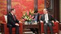El vicepresidente chino Wang Qishan, a la derecha, se reúne con el secretario de Relaciones Exteriores de Filipinas, Teodoro Locsin, en Zhongnanhai el 19 de marzo de 2019, en Beijing, China. El vicepresidente chino Wang Qishan, a la derecha, se reúne con el secretario de Relaciones Exteriores de Filipinas, Teodoro Locsin, en Zhongnanhai el 19 de marzo de 2019, en Beijing, China.