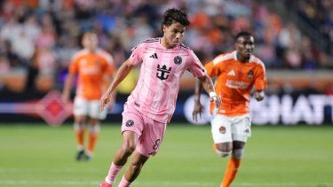 Telasco Segovia #8 del Inter Miami CF corre con el balón durante el partido de la MLS entre el Houston Dynamo FC y el Inter Miami en el Shell Energy Stadium el 02 de marzo de 2025 en Houston, Texas. 