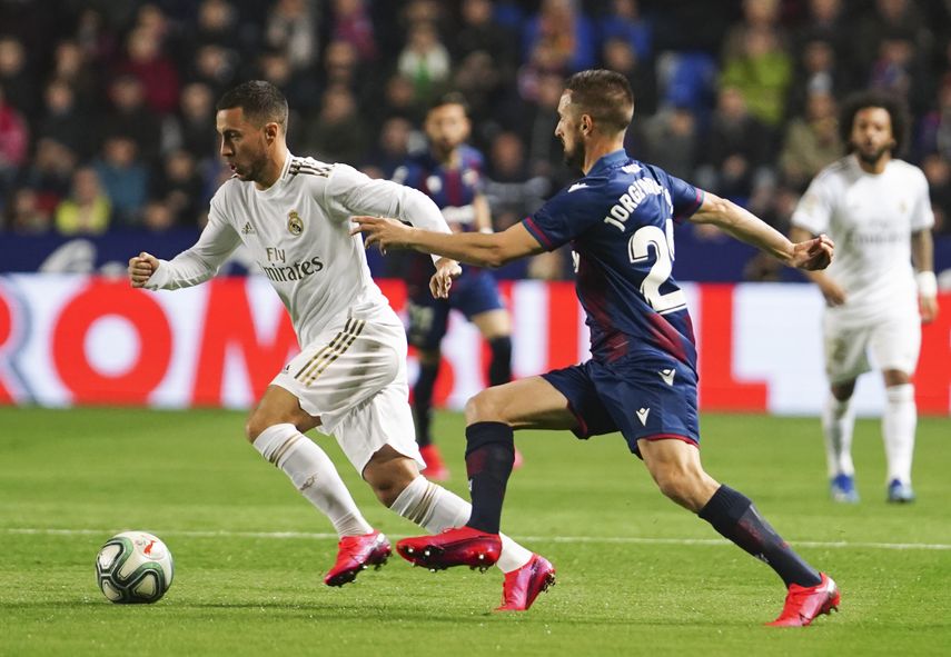 Eden Hazard, izquierda, del Real Madrid, trata de dejar atr&aacute;s a Jorge Miram&oacute;n, del Levante, en partido de la Liga en el estdio Ciutat de Valencia, el s&aacute;bado 22 de febrero de 2020, en Valencia, Espa&ntilde;a.&nbsp;