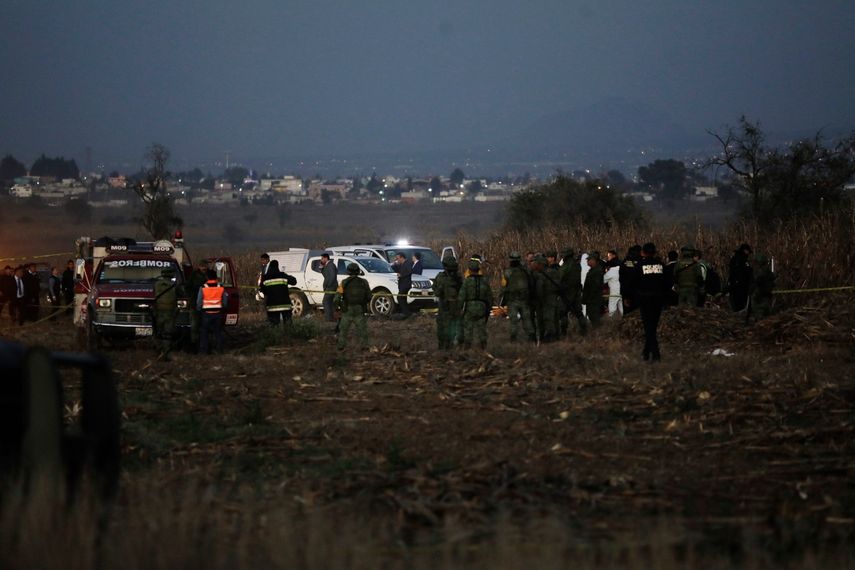 En esta fotografía de archivo del 24 de diciembre de 2018, socorristas así como personal del ejército y la policía se encuentran en el lugar donde cayó un helicóptero cerca de Puebla, capital del estado mexicano del mismo nombre