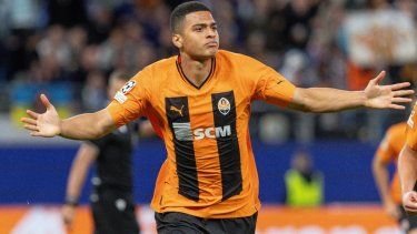 El jugador venezolano del Shakhtar Donetsk, Kevin Kelsy, celebra luego de anotar el primer y único gol de su equipo en el juego de la Liga de Campeones, el martes 19 de septiembre de 2023.