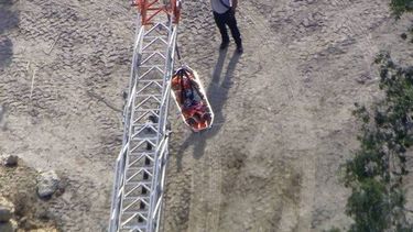El trabajador parecía estar consciente mientras era colocado en la ambulancia.&nbsp;