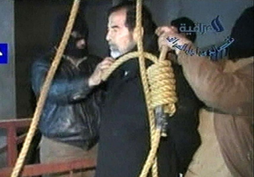 El 30 de diciembre de 2006, al amanecer de un sábado, muere en la horca Saddam Hussein.