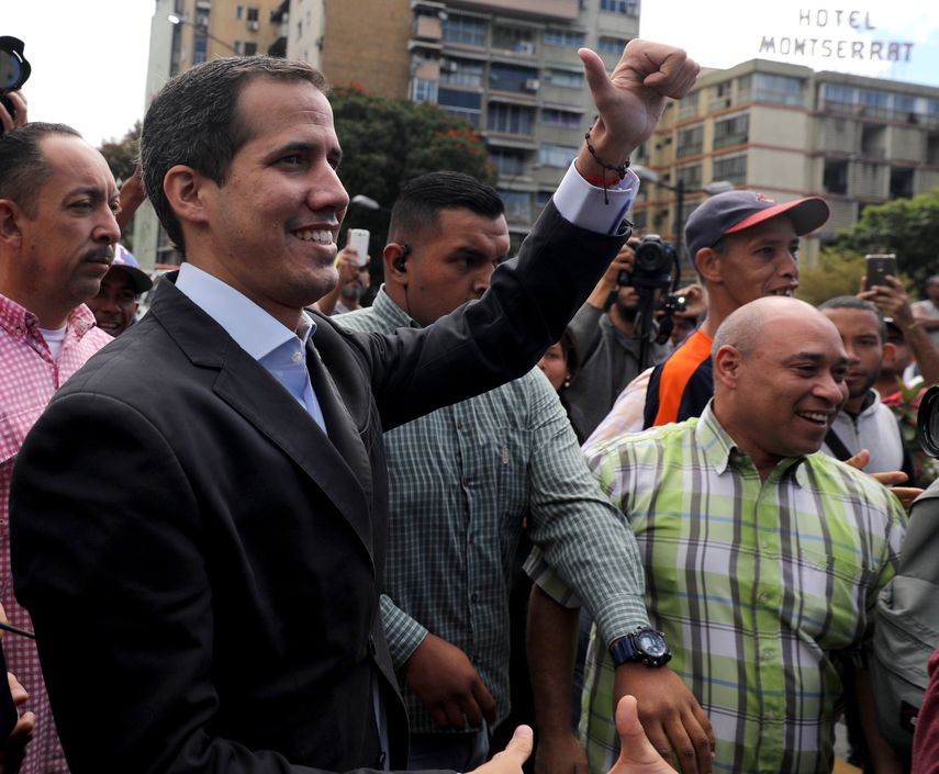 El presidente encargado de Venezuela, Juan Guaidó, llega a un encuentro con transportistas en Caracas.