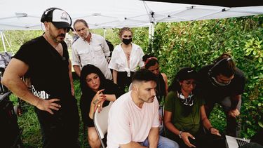 El director Juan Carlos Daboin, Julián Gil y parte del equipo técnico de la película Cerdo.&nbsp;