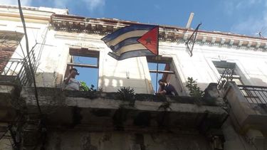 Bandera cubana colgada frente a la sede del Movimiento San Isidro.