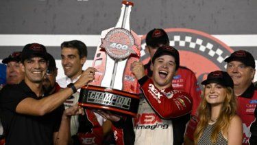 &nbsp; &nbsp;Harrison Burton, centro derecha, celebra con el trofeo del campeonato después de ganar una carrera automovilística de la NASCAR Cup Series en Daytona International Speedway, el sábado 24 de agosto de 2024, en Daytona Beach, Florida.&nbsp;