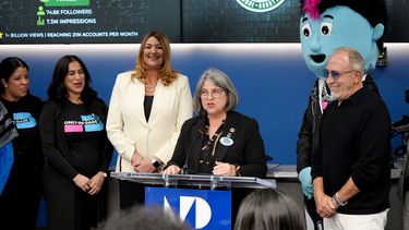 Habla la alcaldesa Daniella Levine Cava. A su lado, Emilio Estefan y Madeline Pumariega, entre otras personas.