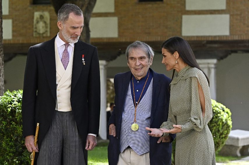 La Reina Letizia de España y el Rey Felipe VI posan con el poeta venezolano Rafael Cadenas después de recibir el Premio Miguel de Cervantes de Literatura Hispánica durante una ceremonia en la Universidad de Alcalá de Henares, en Alcalá de Henares el 24 de abril de 2023.