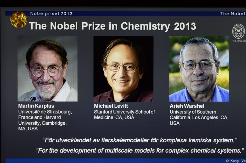 Los científicos Martin Karplus, Michael Levitt y Arieh Warshel, ganadores del Premio Nobel de química, anunciado por la Academia Real de Ciencias de Suecia.(Foto AP/Claudio Bresciani)