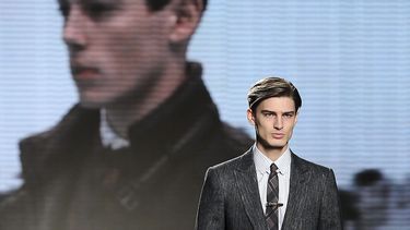 Modelo presenta una creación de Ermenegildo Zegna.