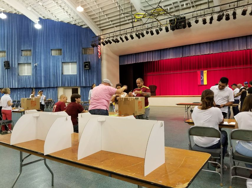 Desde tempranas horas los venezolanos asisitieron a la consulta popular para manifestar su opinión.