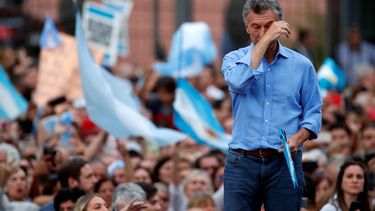 El presidente argentino Mauricio Macri se enjuga una l&aacute;grima durante un mitin en su apoyo en Buenos Aires, Argentina, el s&aacute;bado 7 de diciembre de 2019