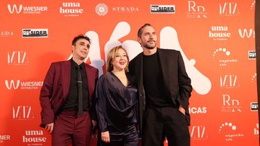 Canco Rodríguez, Carmen Machi y Paco León posan para la prensa en la alfombra roja de la premier.