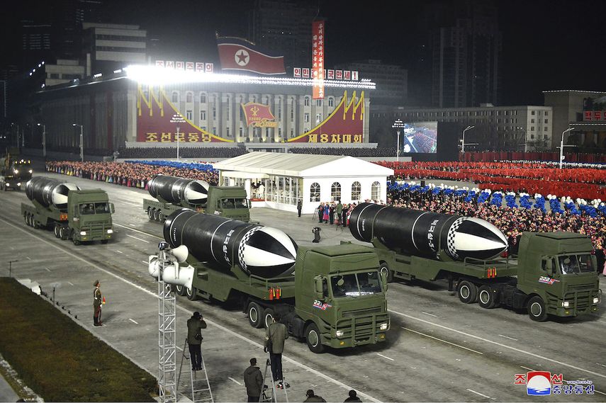 En esta imagen difundida por el gobierno de Corea del Norte se ven misiles durante un desfile militar en celebración del congreso del partido gobernante, el 14 de enero de 2021, en la plaza Kim Il Sung, en Pyongyang, Corea del Norte.&nbsp;