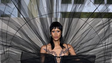 Una modelo presenta una creación para el desfile de moda Weinsanto Sping-Summer 2023 durante la Semana de la Moda de París el 26 de septiembre de 2022.