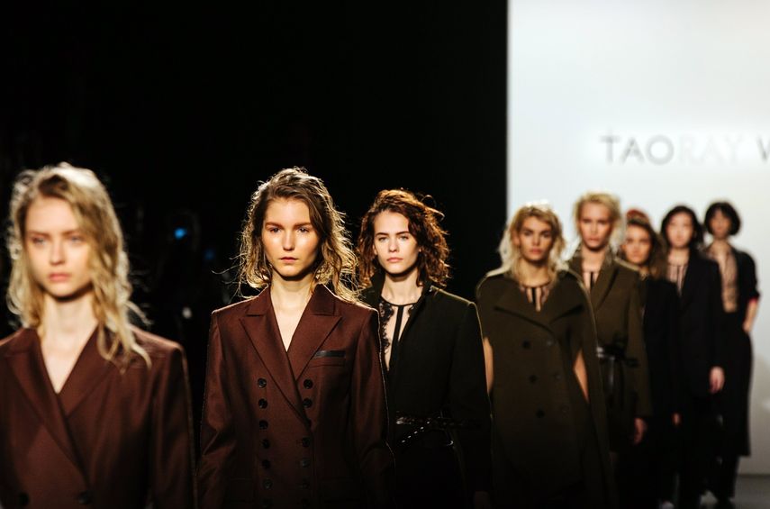 Modelos desfilan con las creaciones de la diseñadora Taoray Wang en la Semana de la Moda de Nueva York.