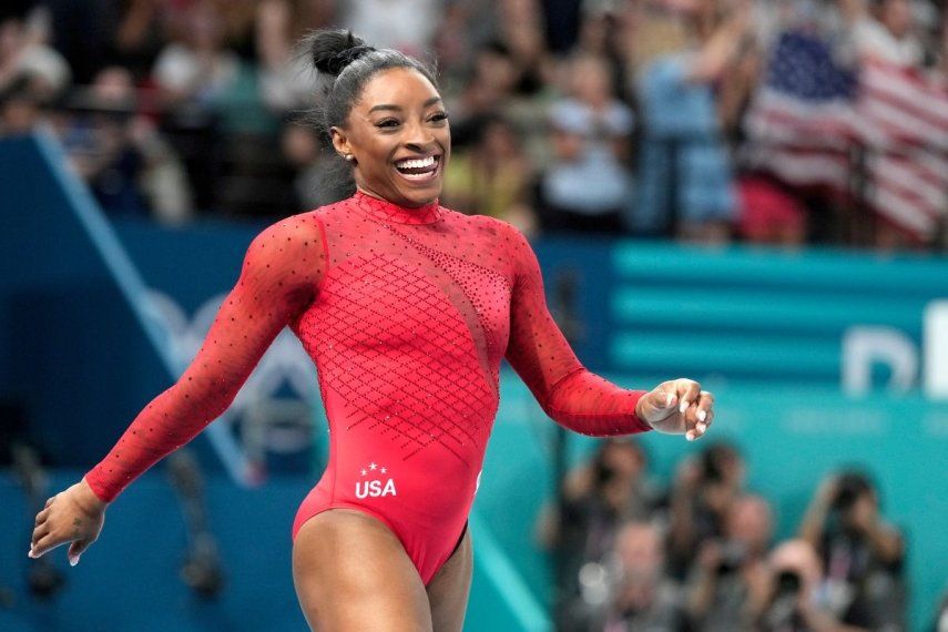 La estadounidense Simone Biles sonríe tras competir en el salto de caballo de la gimnasia artística de los Juegos Olímpicos de París, el sábado 3 de agosto de 2024. La estadounidense Simone Biles sonríe tras competir en el salto de caballo de la gimnasia artística de los Juegos Olímpicos de París, el sábado 3 de agosto de 2024.