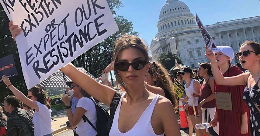 Estaba junto a otras mujeres en la manifestación.