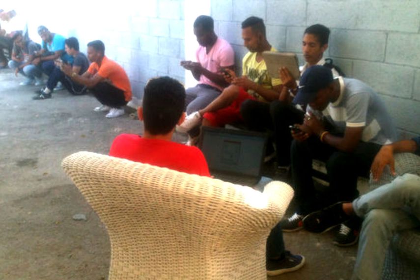 Los alrededores del Kcho Estudio Romerillo se habían convertido en punto de encuentro para quienes buscaban conexión wifi (14ymedio)