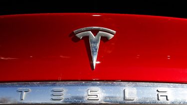 El logo de Tesla en un vehículo Model X del 2020 en un concesionario en Littleton, Colorado. &nbsp;