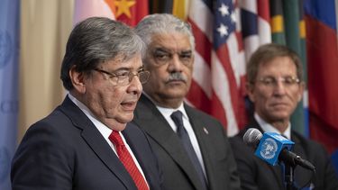 Fotografía cedida por la ONU donde aparece el ministro de Asuntos Exteriores de Colombia, Carlos Holmes Trujillo (izq), junto al presidente de turno del Consejo de Seguridad, el ministro de Asuntos Exteriores de la República Dominicana, Miguel Vargas Maldonado (cem.), durante una rueda de prensa.
