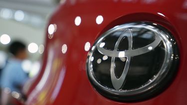 El logotipo de Toyota en un vehículo de la marca en el salón del automóvil en Tokio en el 2019.