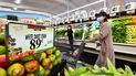 Personas realizan compras en un supermercado en california