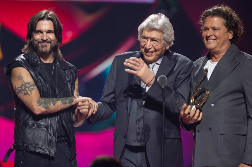Juanes, Manuel Alejandro y Carlos Vives en el escenario de Premio Lo Nuestro 2026 en el Kaseya Center, en Miami, Florida.