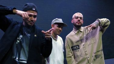 Los artistas urbanos puertorrique&ntilde;os &Aacute;lvaro Diaz, izquierda, Tainy, centro, y Dalex posan durante una entrevista en la Ciudad de M&eacute;xico. Tainy lanzar&aacute; su sencillo Mera con D&iacute;az y Dalex el 17 de enero de 2020. El sencillo es parte del pr&oacute;ximo EP de Tainy The Kids That Grew Up On Reggaet&oacute;n: Neon Tapes.