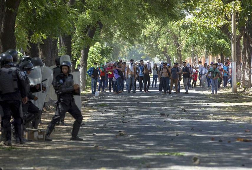 Nicaragua&nbsp;amaneció en tensa calma, con las clases suspendidas en todos los colegios públicos del país, restos de neumáticos quemados, piedras y escombros en las calles, y con policías antimotines&nbsp;