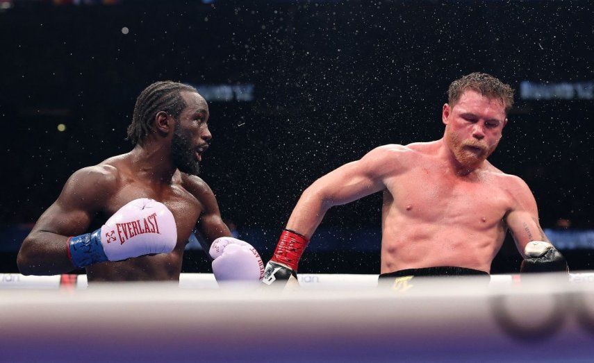 El estadounidense Terence Crawford (izq) y el mexicano Saúl Canelo Álvarez pelean en un combate en Las Vegas, el 13 de septiembre de 2025.