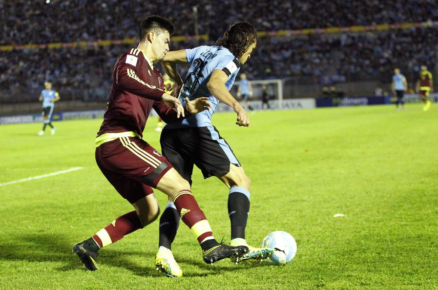 Edinson Cavani (derecha) de&nbsp;Uruguay&nbsp;ante Wilker Ángel (izquierda) de Venezuela durante el partido de las eliminatorias a Rusia 2018