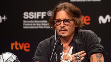 El actor Johnny Depp hace un gesto durante una conferencia de prensa de la película Crock of gold: A few rounds with Shane Macgowan&nbsp;durante el 68 Festival de Cine de San Sebastián en la ciudad vasca de San Sebastián, en el norte de España, el 20 de septiembre de 2020.&nbsp;